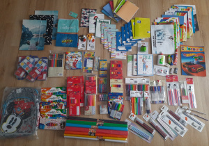 Zdjęcie przedstawiające zebrane artykuły papiernicze