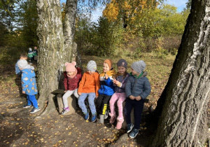 Dzieci wygrzewają się na słońcu