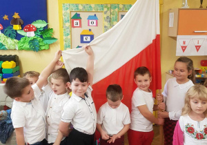 Dzieci pozują z flagą Polski