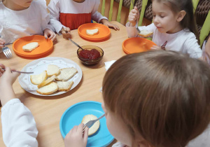 Średniaki w trakcie zdrowego śniadania