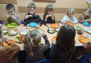 Średniaki spożywają zdrowe śniadanie