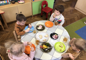 Maluszki w trakcie zdrowego śniadania