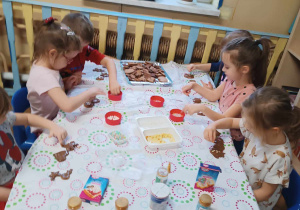 Średniaki ozdabiają swoje pierniczki