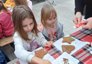 Dziewczynki dekorują swoje pierniczki