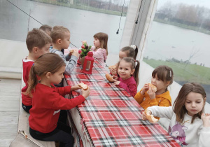 Średniaki spożywają posiłek