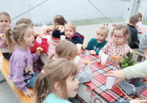 Dzieci spożywają posiłek