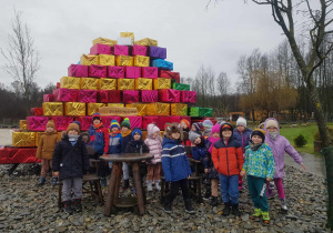 Starszaki pozują do wspólnego zdjęcia