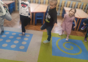Dzieci wykonują ćwiczenia