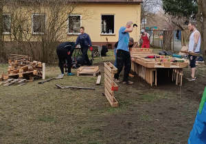 Tatusiowie budują grządki w przedszkolnym ogródku