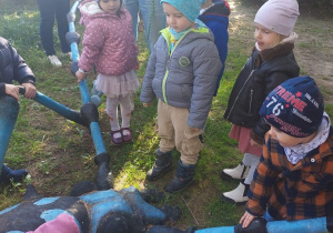 Dzieci oglądają bardzo dużą figurę owada
