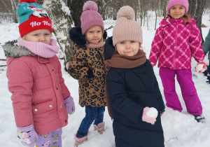 Zdjęcie dzieci stojących na śniegu