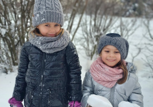 Zdjęcie dzieci stojących na śniegu