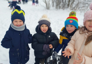 Zdjęcie dzieci stojących na śniegu
