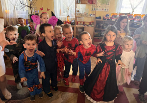 Dzieci robią śmieszne miny do zdjęcia