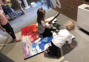 Dzieci układają ogromne puzzle