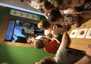 Dzieci oglądają wystawę
