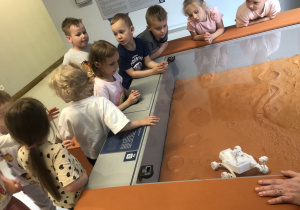 Dzieci oglądają wystawę