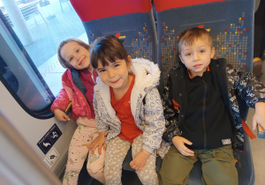 Dzieci siedzą w pociągu