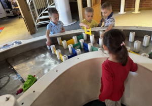 Dzieci z plastikowych klocków tworzą labirynt dla wody