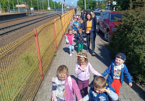 Dzieci w parach idą na peron