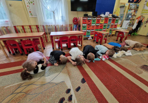 Dzieci uczą się resuscytacji na maskotkach