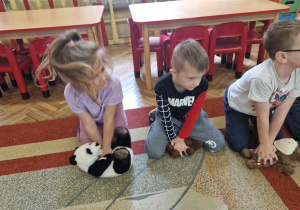 Dzieci uczą się resuscytacji na maskotkach