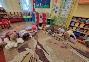 Dzieci uczą się resuscytacji na maskotkach