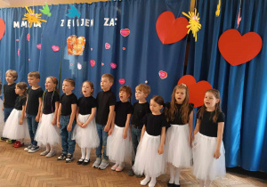 Dzieci stoją i śpiewają