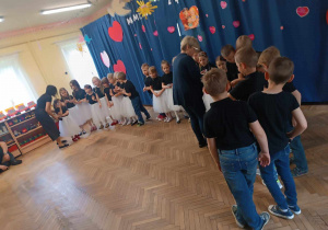 Panie rozdają dzieciom prezenty dla rodziców
