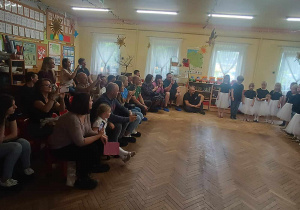 Rodzice oglądają występ dzieci