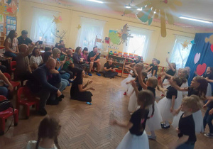 Dzieci tańczą