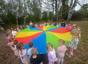 Dzieci trzymają chustę animacyjną