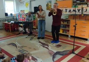 Pan gra na instrumencie
