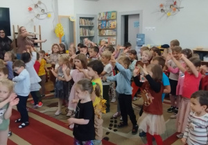 Dzieci tańczą