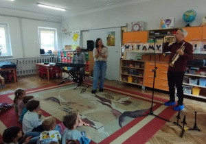 Pan gra na instrumencie