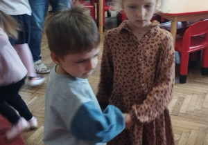 Dzieci trzymają się za ręce