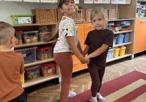 Dzieci trzymają się za ręce
