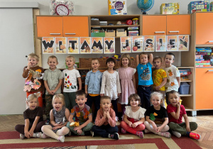 Dzieci pozują do zdjęcia grupowego