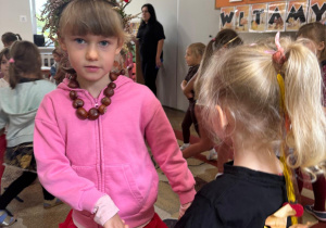 Dzieci trzymają się za ręce