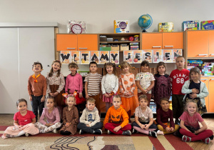 Dzieci pozują do zdjęcia grupowego