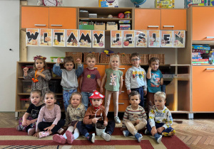 Dzieci pozują do zdjęcia grupowego