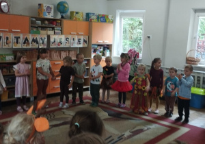 Dzieci stoją w kole