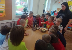 Dzieci stoją przy stole