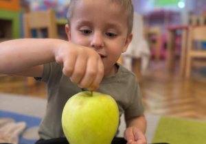 Chłopiec trzyma jabłko