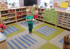 Chłopiec niesie jabłko