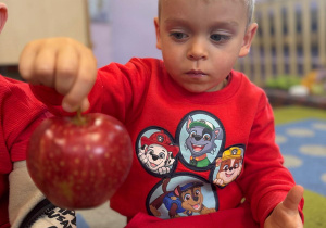 Chłopiec trzyma jabłko