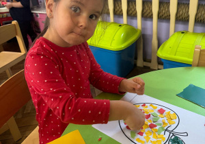 Chłopiec wykonuje pracę plastyczną