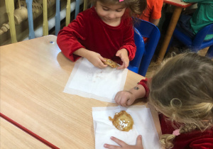 Dzieci siedzą przy stole i jedzą