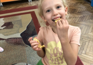 Dziewczyna je suszone jabłko