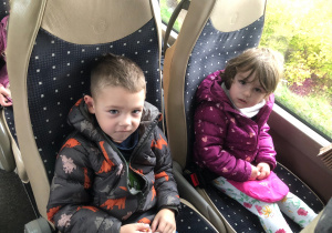 Dzieci siedzą w autokarze